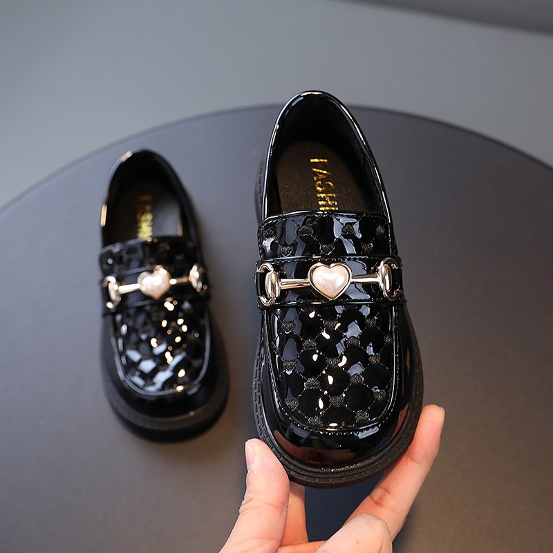 19 years experience in the footwear industry, Xiamen Yinghe focus on shoes based on our creed “create a highlight begins with shoes first.”